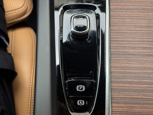 Used 2023 Volvo XC60 B5 Ultimate w/ Climate Package FWD image 32