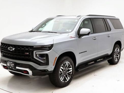 Used 2025 Chevrolet Suburban Z71 AWD/4WD image 2
