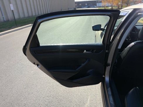 Used 2015 Volkswagen Passat TDI SEL Premium image 34