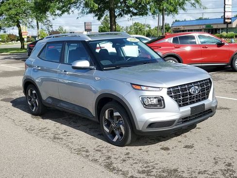 Used 2026 Hyundai Venue SEL FWD image 2