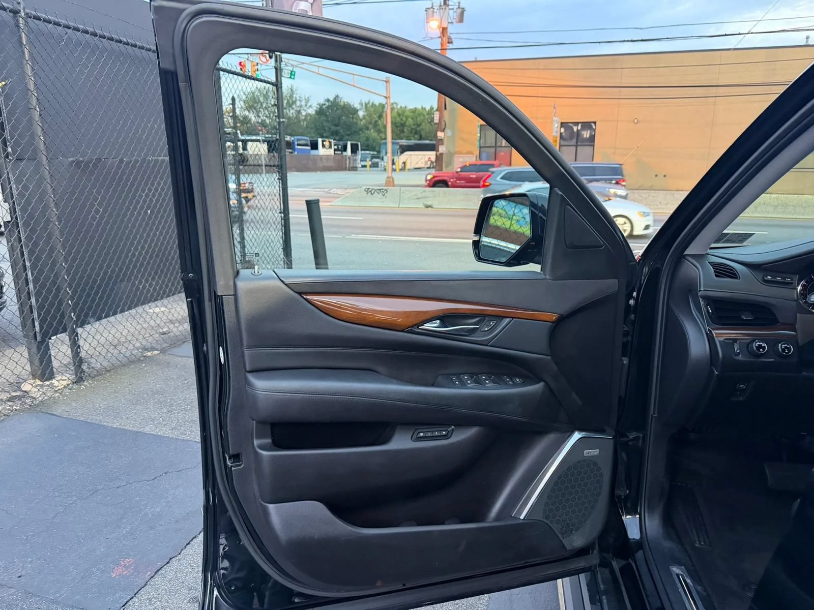 Used 2017 Cadillac Escalade Premium Luxury AWD/4WD image 6