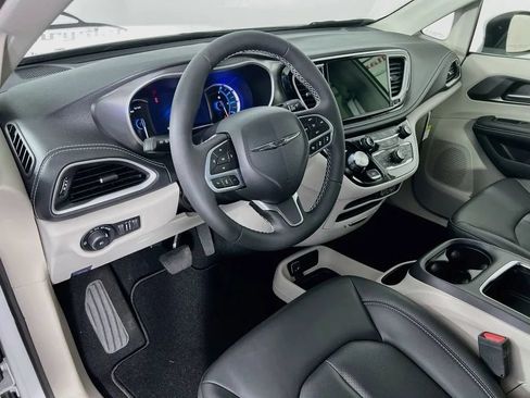 Used 2023 Chrysler Pacifica Touring-L FWD image 10