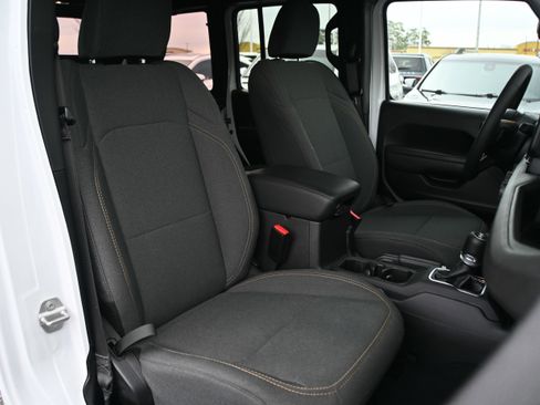 Used 2024 Jeep Wrangler Willys image 17