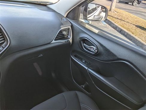 Certified 2019 Jeep Cherokee Latitude w/ Popular Appearance Group image 14