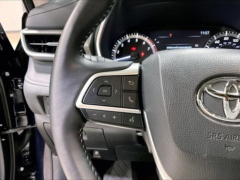 Used 2024 Toyota Highlander XLE AWD/4WD image 11