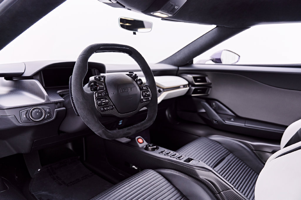 Used 2021 Ford GT RWD image 2