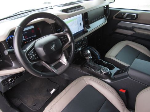 Used 2023 Ford Bronco Wildtrak image 14