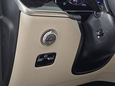 Used 2025 Mercedes-Benz GLC 350e 4MATIC image 7