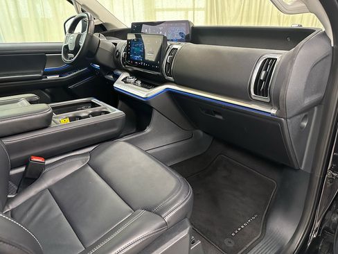 Used 2025 Ford Expedition Platinum image 27