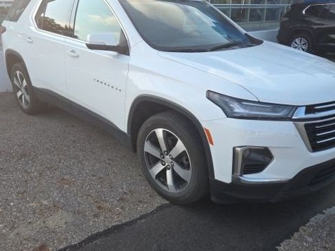 Used 2023 Chevrolet Traverse LT w/ LT Premium Package FWD image 4