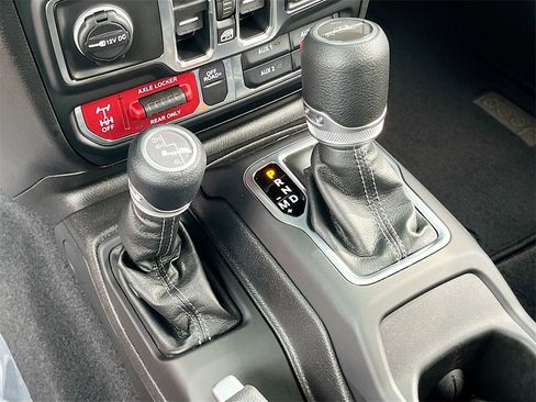 Certified 2025 Jeep Gladiator Mojave image 16