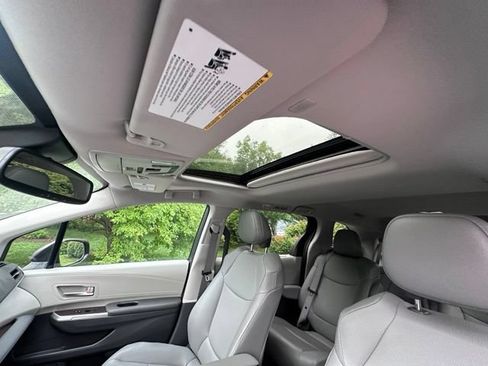 Used 2022 Toyota Sienna XLE AWD/4WD image 13