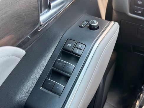 Used 2023 Toyota Highlander Limited FWD image 29