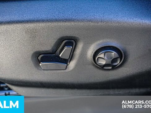 Used 2025 Chrysler Pacifica Limited image 59