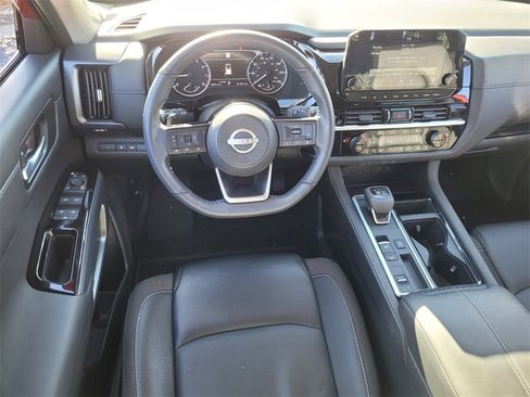 Used 2025 Nissan Pathfinder SL image 6