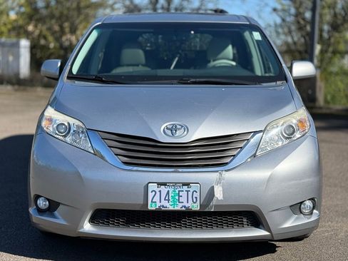 Used 2011 Toyota Sienna XLE w/ Premium Pkg image 8