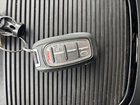 Used 2025 Chrysler Pacifica Limited image 22