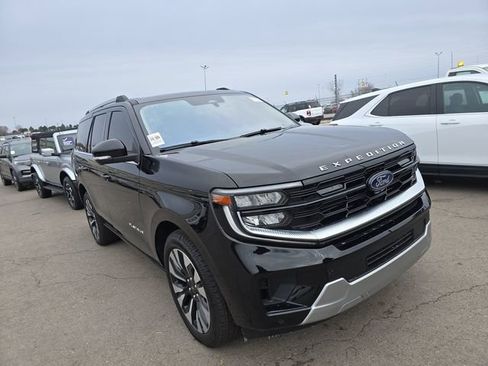 Used 2025 Ford Expedition Platinum w/ Driver's Package image 3