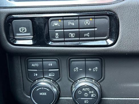 Used 2025 GMC Yukon Denali AWD/4WD image 39