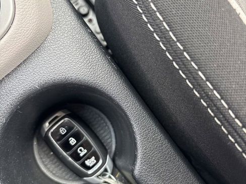 Used 2025 Hyundai Venue SEL FWD image 20