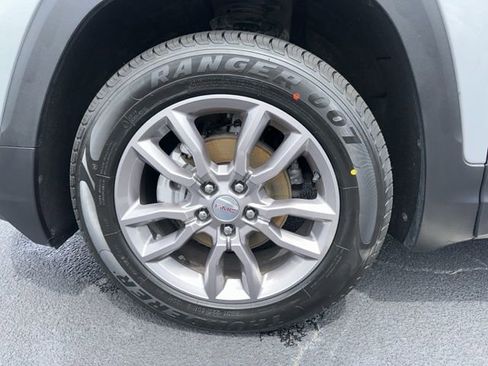 Used 2024 GMC Terrain SLT image 31