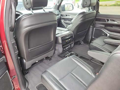 Used 2024 Jeep Wagoneer Series III AWD/4WD image 19