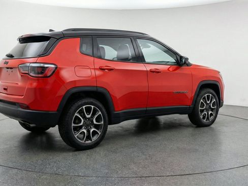 Used 2025 Jeep Compass Trailhawk AWD/4WD image 9