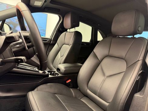 Certified 2026 Porsche Macan AWD/4WD image 5