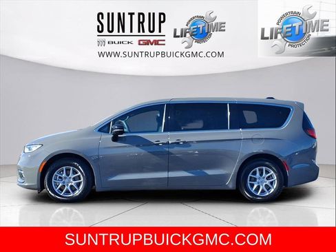 Used 2025 Chrysler Pacifica Select image 23