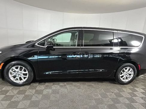 Used 2024 Chrysler Pacifica Touring-L FWD image 5