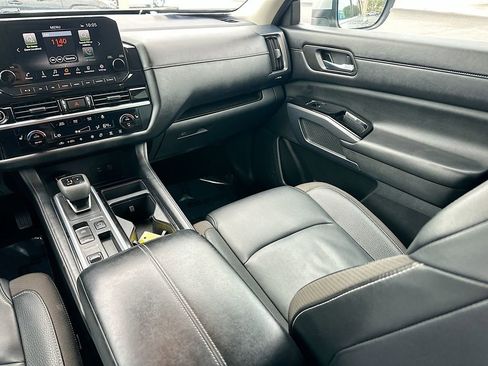 Used 2023 Nissan Pathfinder SL image 22