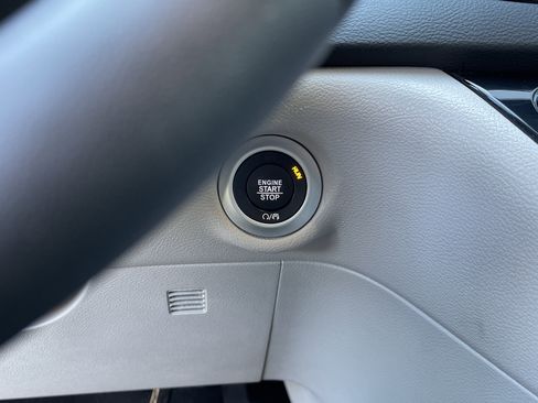 Used 2024 Chrysler Pacifica Touring-L image 19