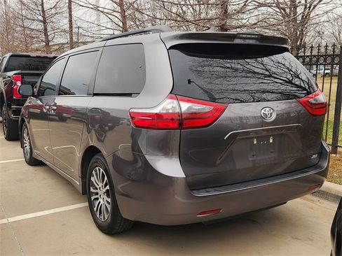 Used 2020 Toyota Sienna XLE image 4