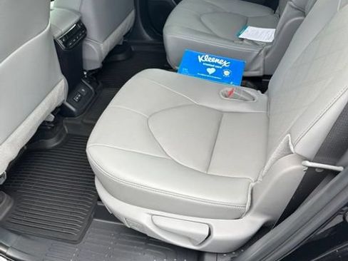 Used 2025 Toyota Highlander Platinum AWD/4WD image 13