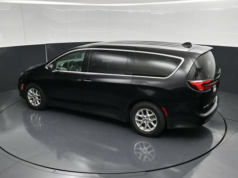 Used 2024 Chrysler Pacifica Touring-L FWD image 46