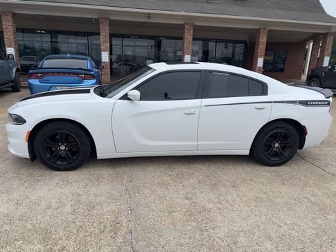 Used 2020 Dodge Charger SXT w/ Leather Interior Group RWD image 2