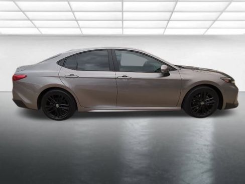 Used 2025 Toyota Camry SE image 29