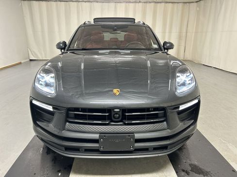 Certified 2025 Porsche Macan image 3