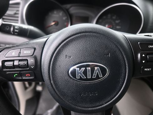 Used 2015 Kia Sedona L image 16