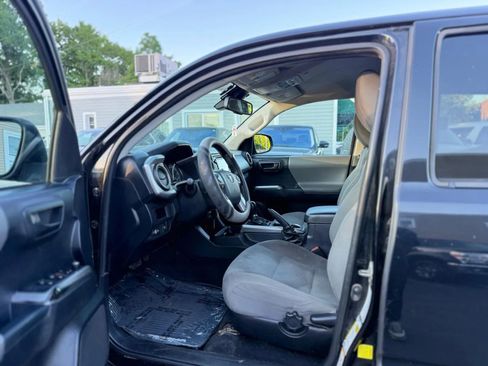 Used 2018 Toyota Tacoma SR5 AWD/4WD image 9