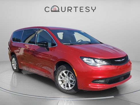 New 2026 Chrysler Voyager LX image 4