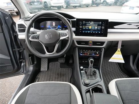 Certified 2025 Volkswagen Taos SE image 21