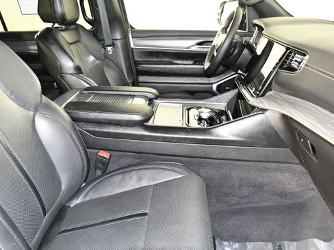 Used 2024 Jeep Wagoneer Series III image 44