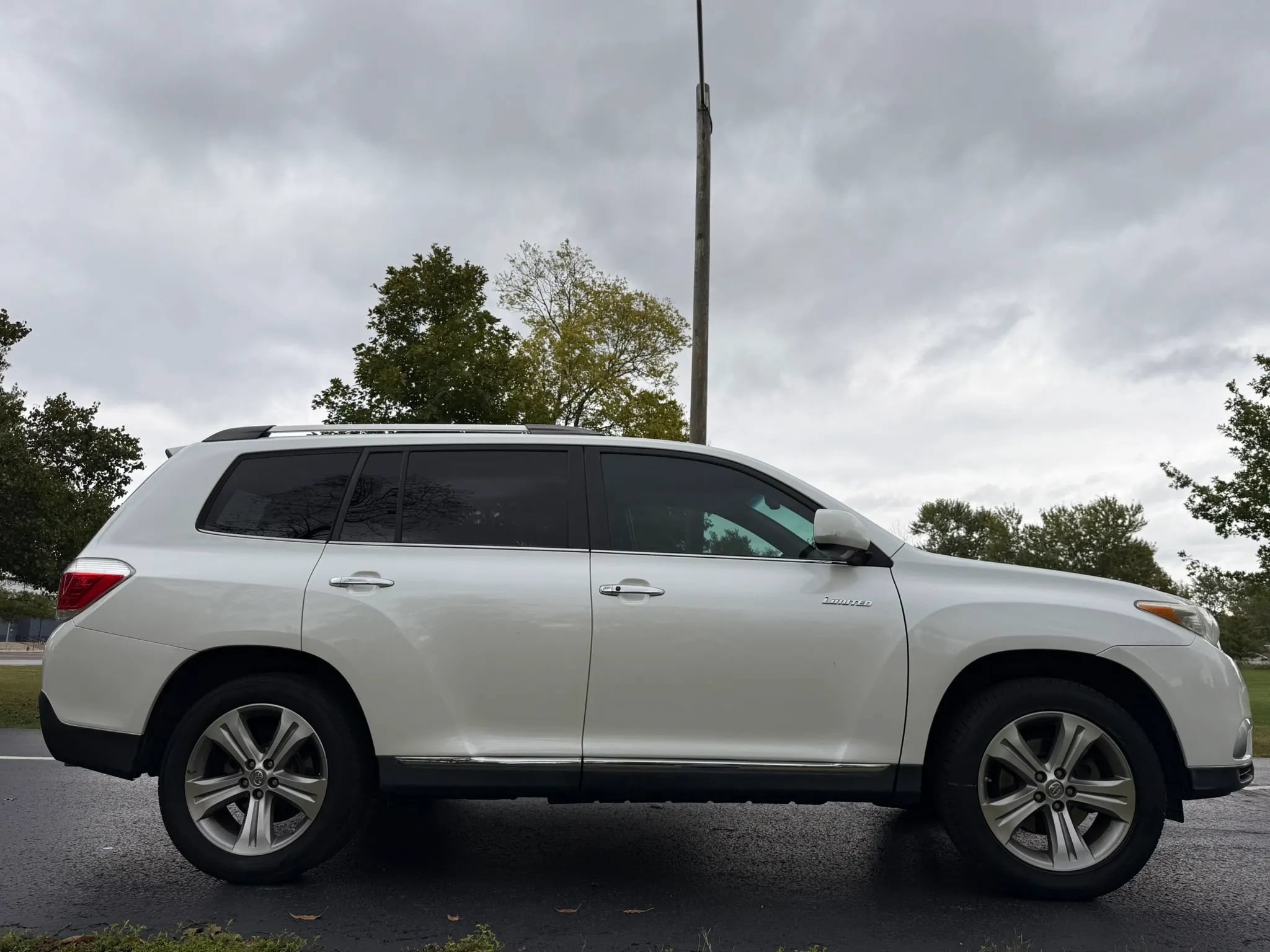 Used 2011 Toyota Highlander Limited w/ Tow Pkg FWD image 7