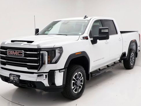 Used 2024 GMC Sierra 2500 SLE image 2