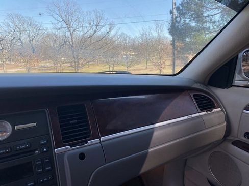 Used 2005 Lincoln Town Car Signature image 19