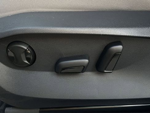 New 2024 Volkswagen Taos SE image 30