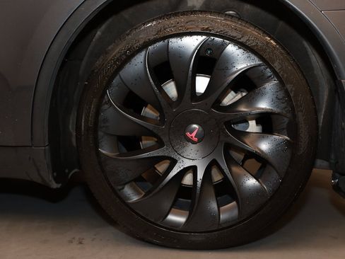 Used 2022 Tesla Model Y Long Range image 26