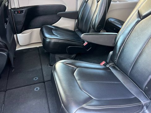 Used 2024 Chrysler Pacifica Touring-L FWD image 14