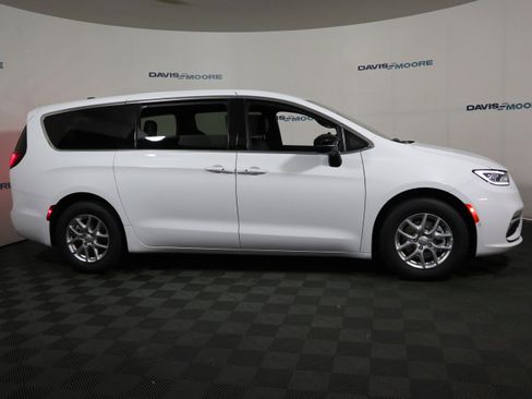 New 2026 Chrysler Pacifica Select image 4